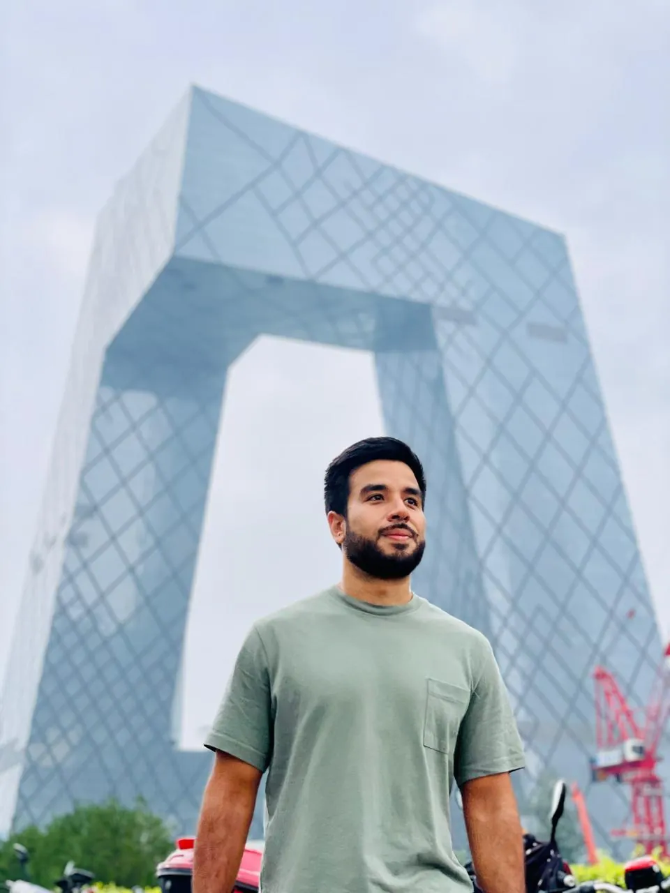 João, fundador da Union, em Pequim, diante do prédio da CCTV